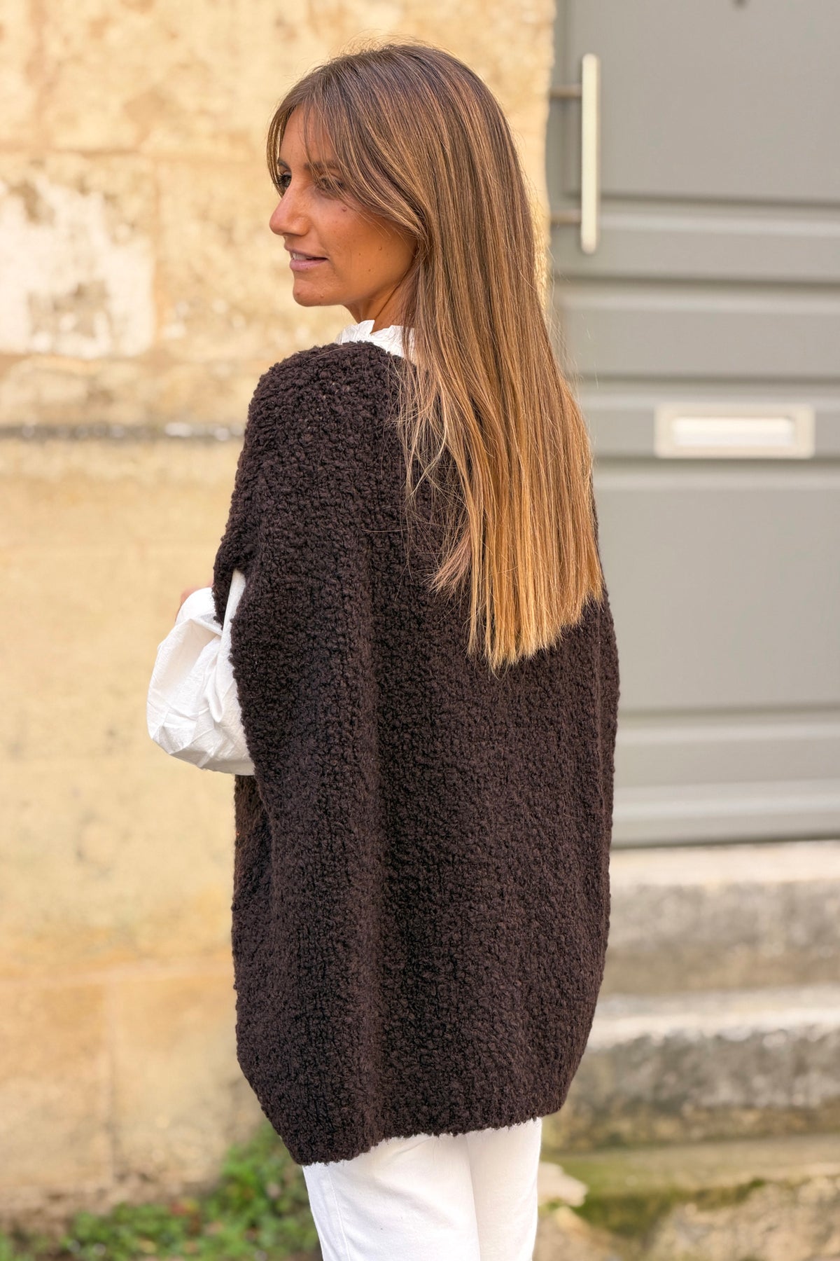 Pull sans manches large marron foncé en bouclettes col v
