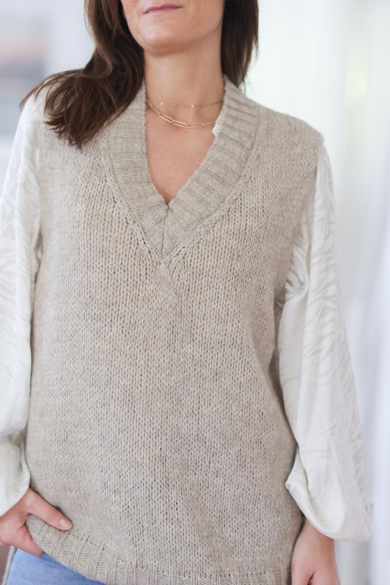 Pull sans manches taupe en maille col v e428 (1)