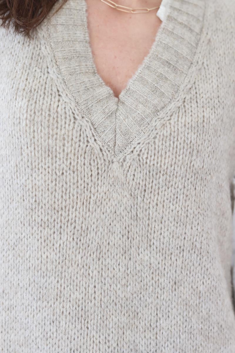 Pull sans manches taupe en maille col v e428 (1)