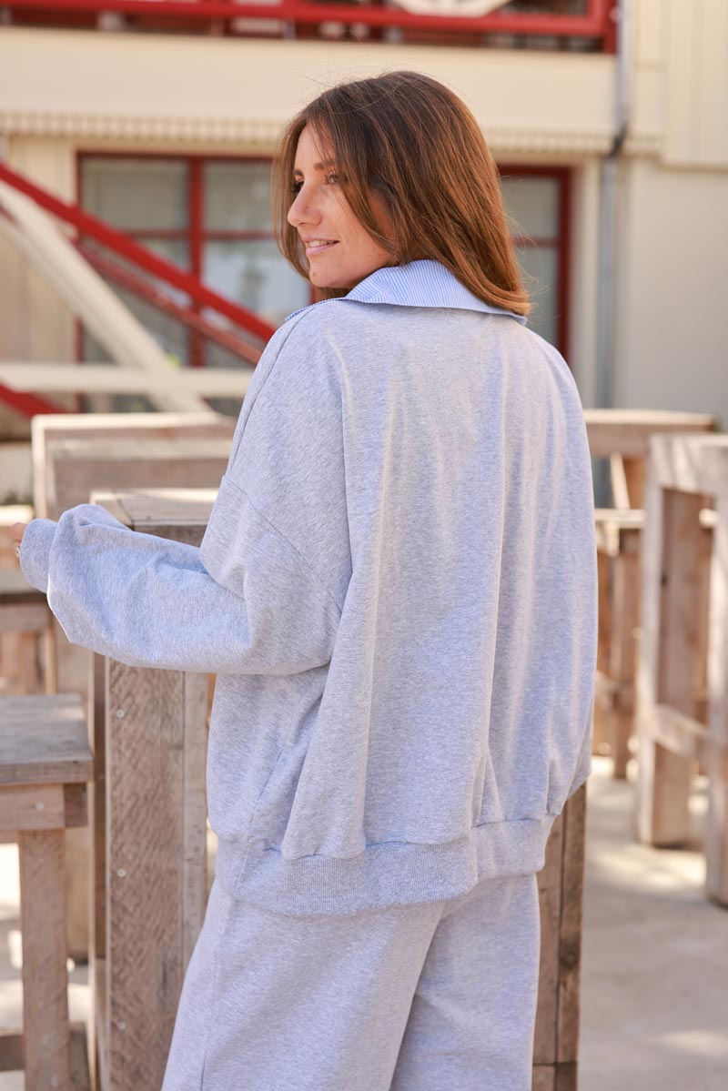Pull style sweat gris chiné col chemise rayures bleues