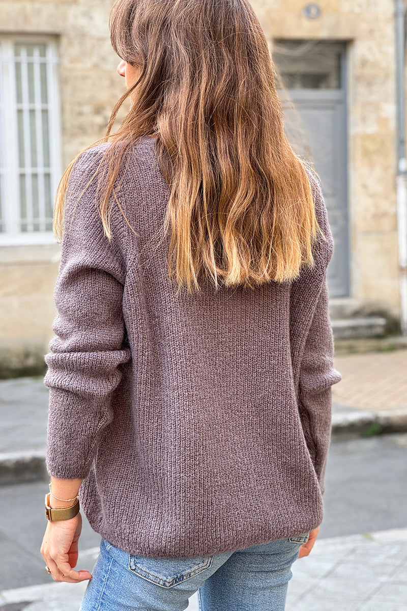 Pull taupe col V en maille fine coupe ajustée