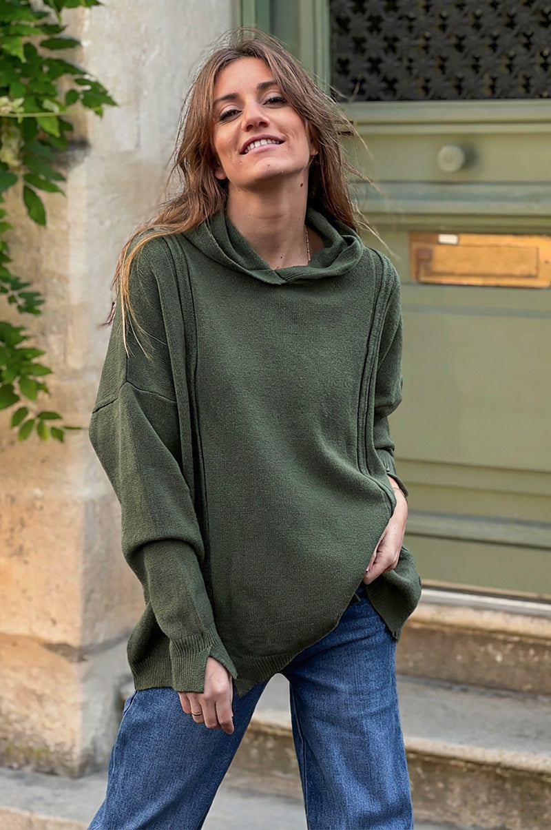 Pull tout doux kaki à capuche détails reliefs