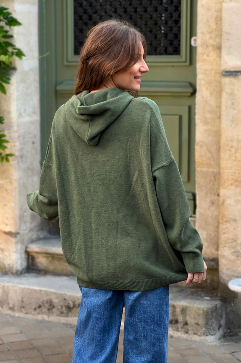 Pull tout doux kaki à capuche détails reliefs