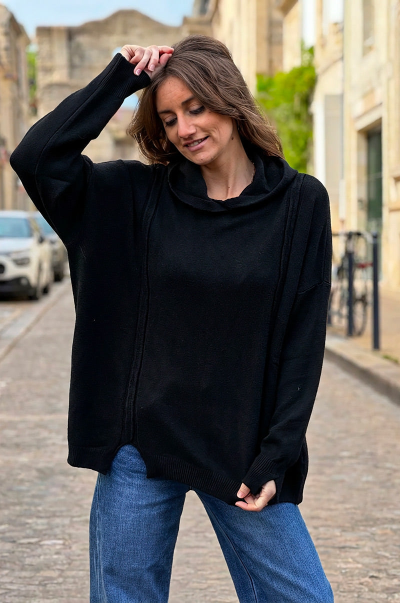Pull tout doux noir à capuche détails reliefs