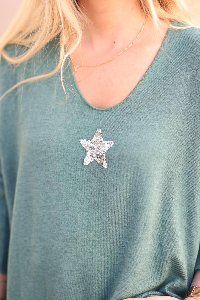 Pull vert boutielle col v petite étoile sequins c176 (1)