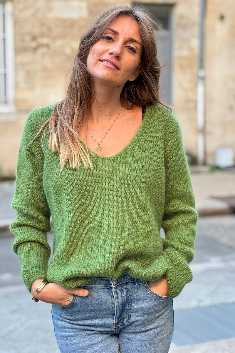 Pull vert coupe ajustée en petite maille col V