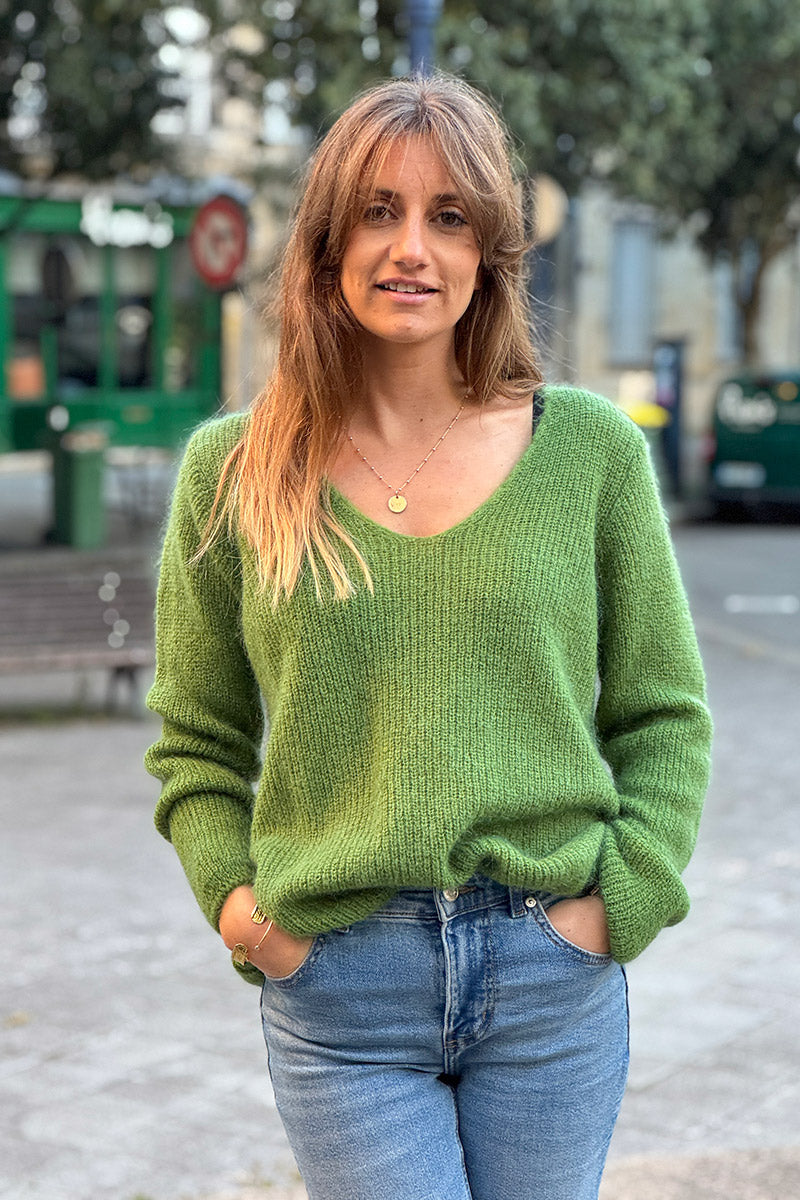 Pull vert coupe ajustée en petite maille col V
