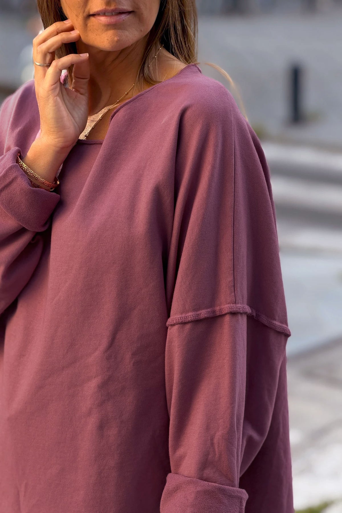Pull vieux rose large oversize col rond en coton stretch coutures apparentes