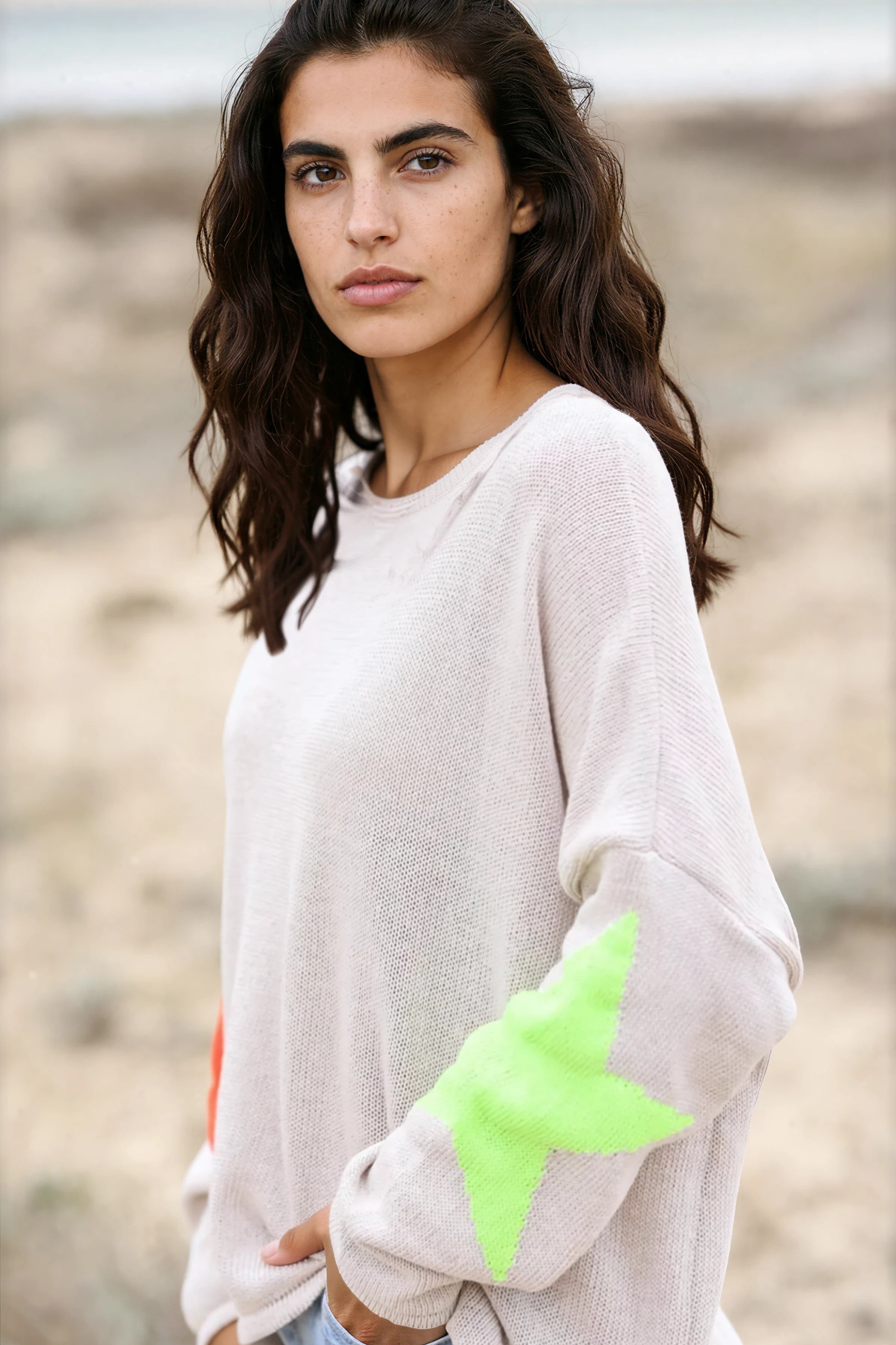 Pull beige en maille coton étoiles colorées dos et manches