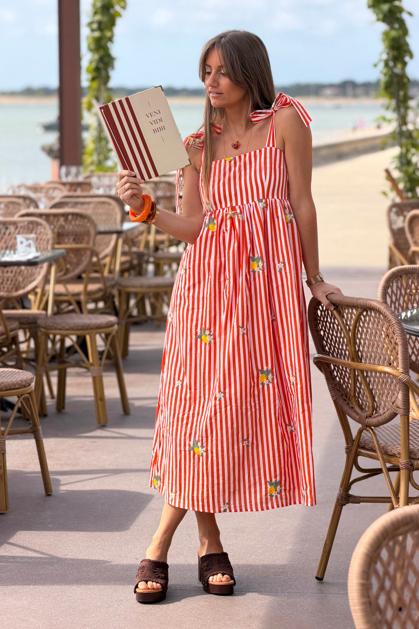 Robe à bretelles à nouer en coton rayures orange broderie fleurs et citrons