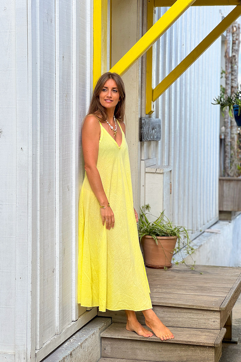 Robe à bretelles mi longue évasée en coton jaune pâle délavé