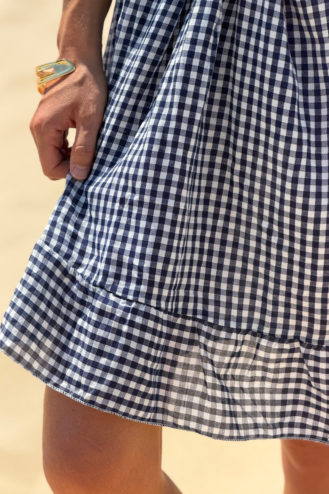 Robe à bretelles motif carreaux bleu marine vichy col élastique bas volant
