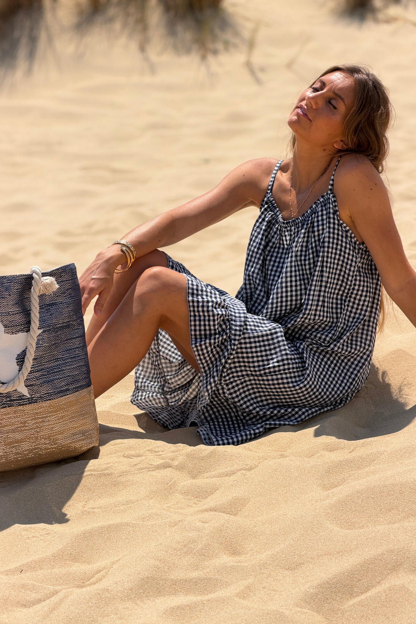 Robe à bretelles motif carreaux bleu marine vichy col élastique bas volant