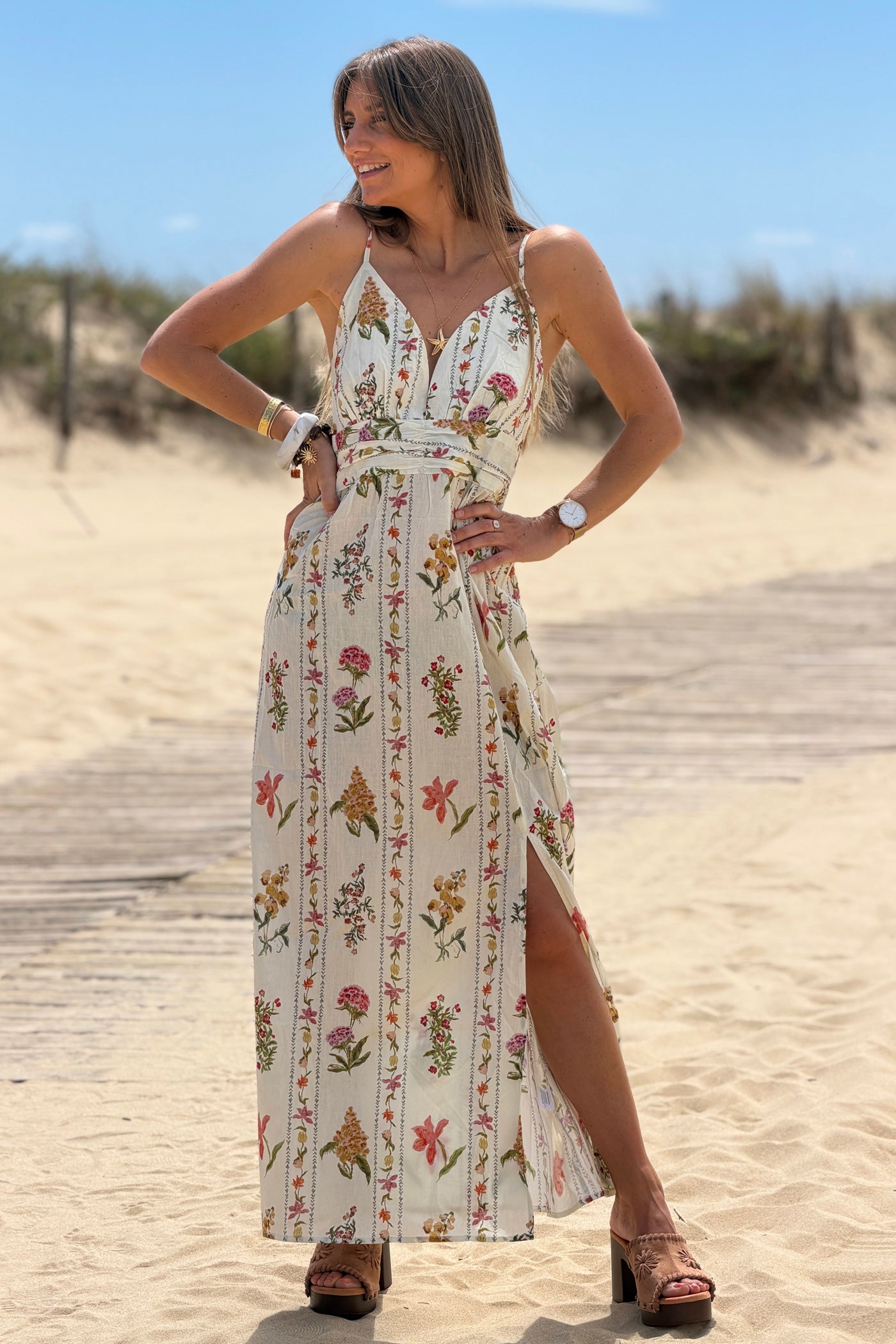 Robe beige à bretelles en coton imprimé rayures fleurs aquarelle pastel