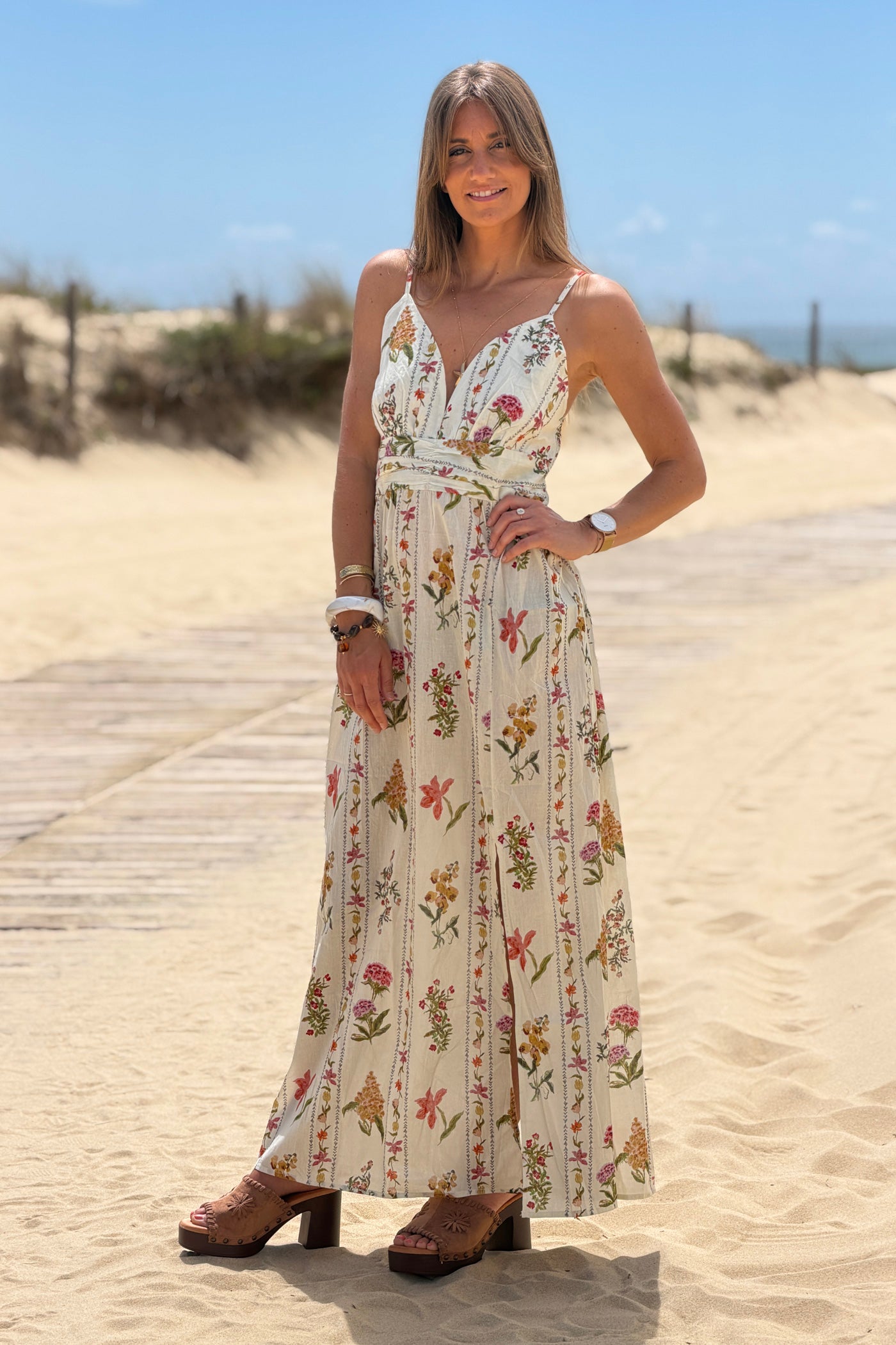 Robe beige à bretelles en coton imprimé rayures fleurs aquarelle pastel