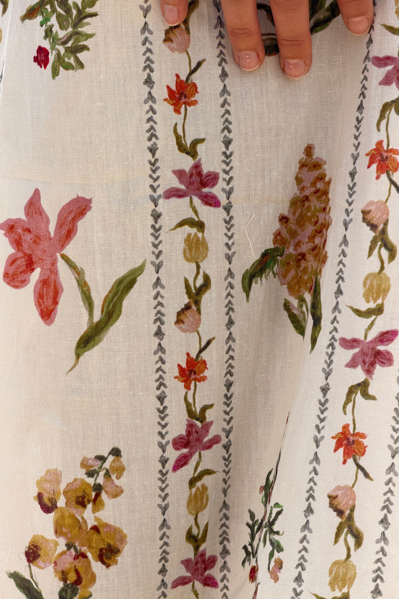 Robe beige à bretelles en coton imprimé rayures fleurs aquarelle pastel
