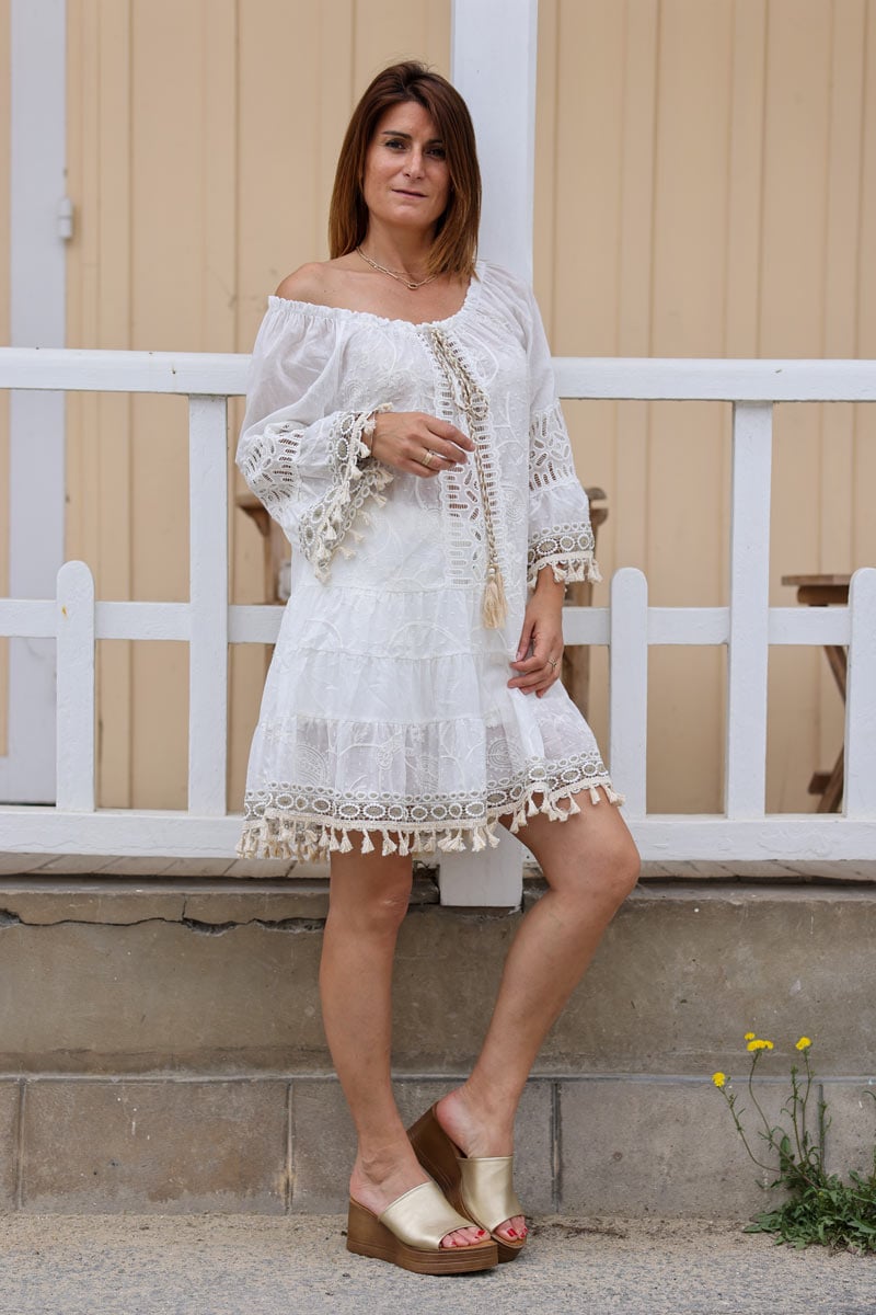Robe blanc casse boheme broderie doree et pompons h088 (1)