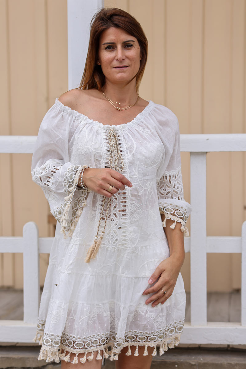 Robe blanc casse boheme broderie doree et pompons h088 (1)