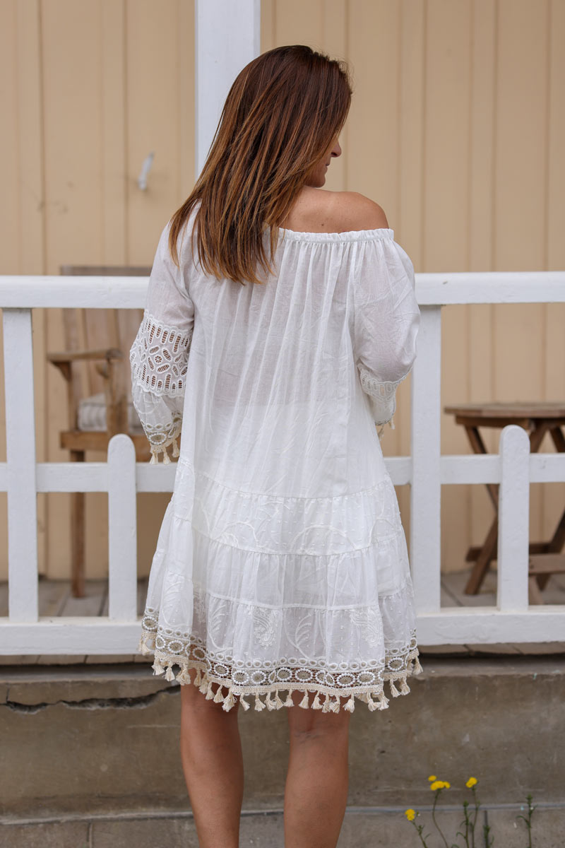Robe blanc casse boheme broderie doree et pompons h088 (1)
