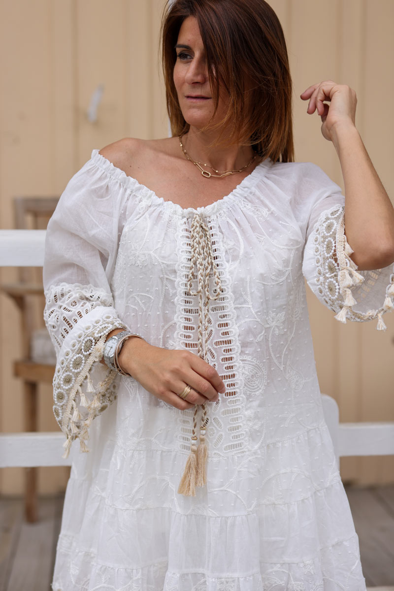 Robe blanc casse boheme broderie doree et pompons h088 (1)