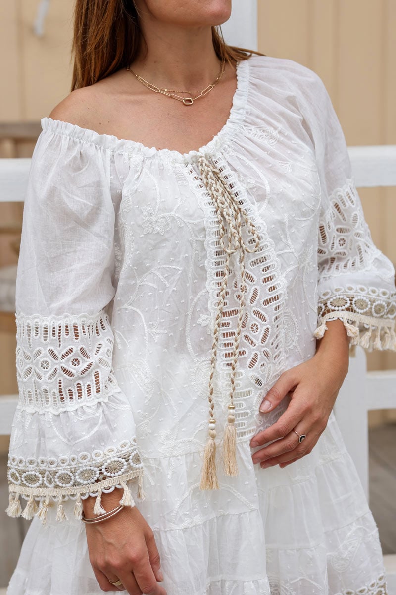 Robe blanc casse boheme broderie doree et pompons h088 (1)