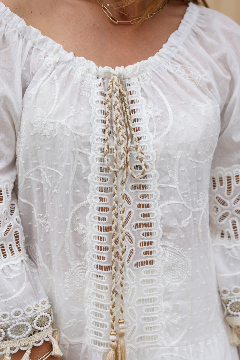 Robe blanc casse boheme broderie doree et pompons h088 (1)