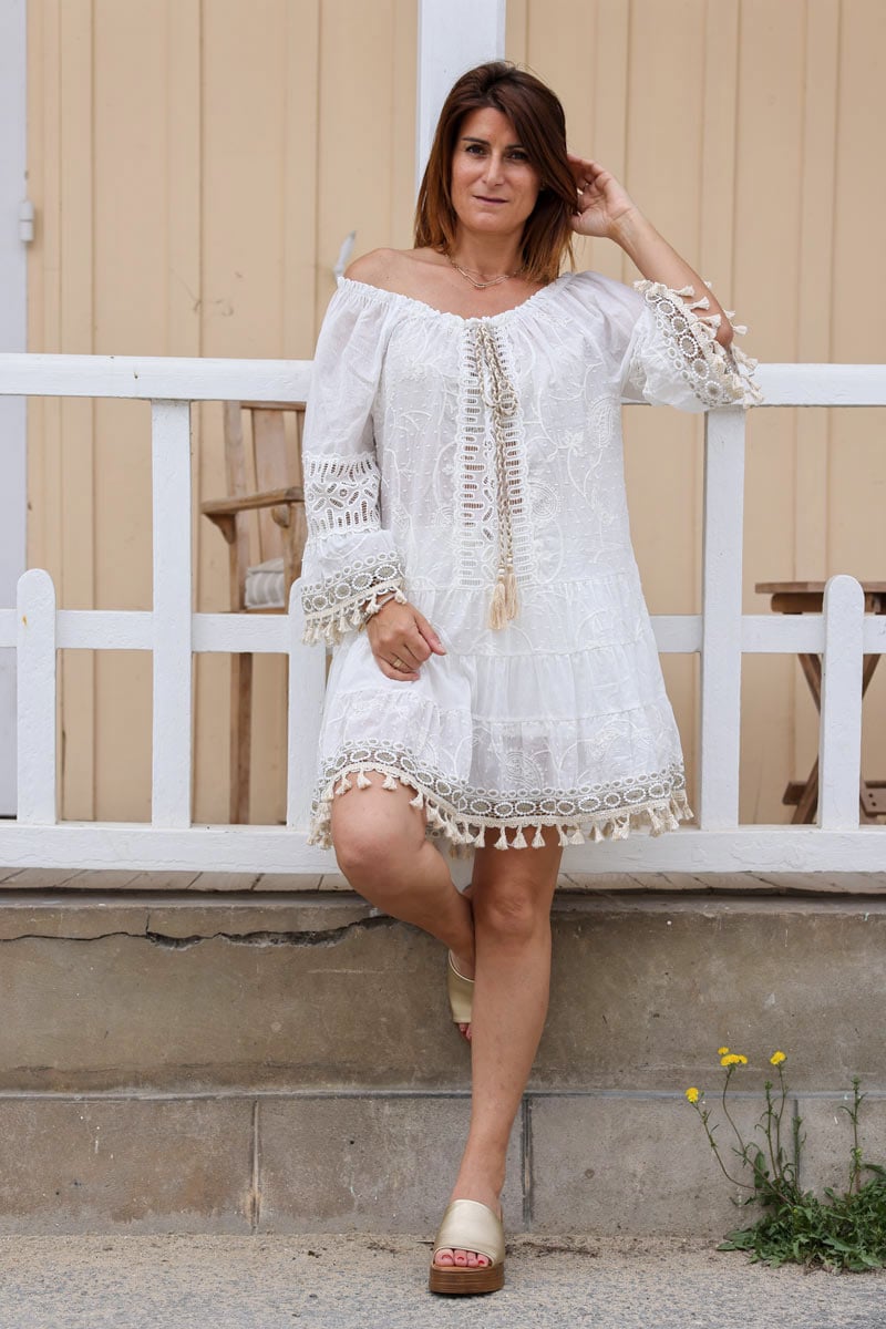 Robe blanc casse boheme broderie doree et pompons h088 (1)
