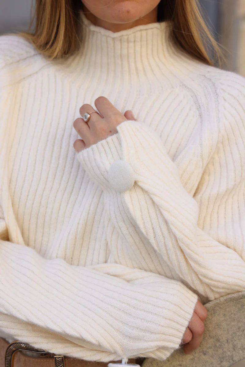 Robe blanc cassé en maille côtelée moelleuse col cheminée manches boutons