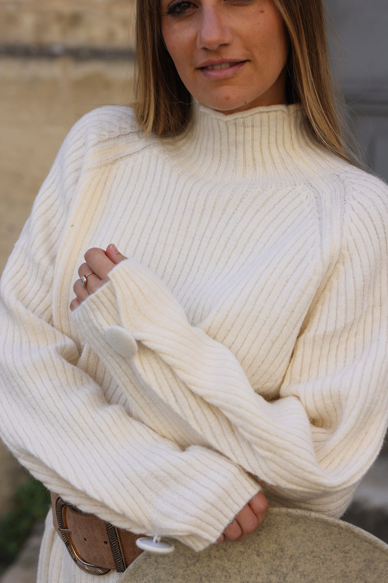 Robe blanc cassé en maille côtelée moelleuse col cheminée manches boutons