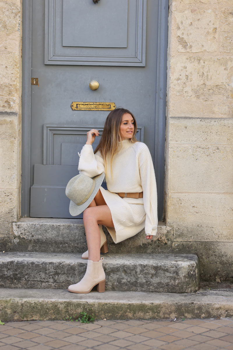 Robe blanc cassé en maille côtelée moelleuse col cheminée manches boutons