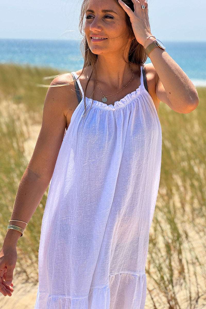 Robe blanche à bretelles en coton col élastique bas volants