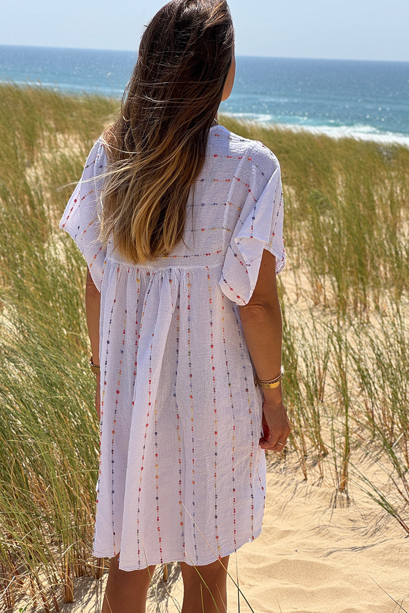 Robe blanche en coton effet piqué broderie fils colorés col v manches larges