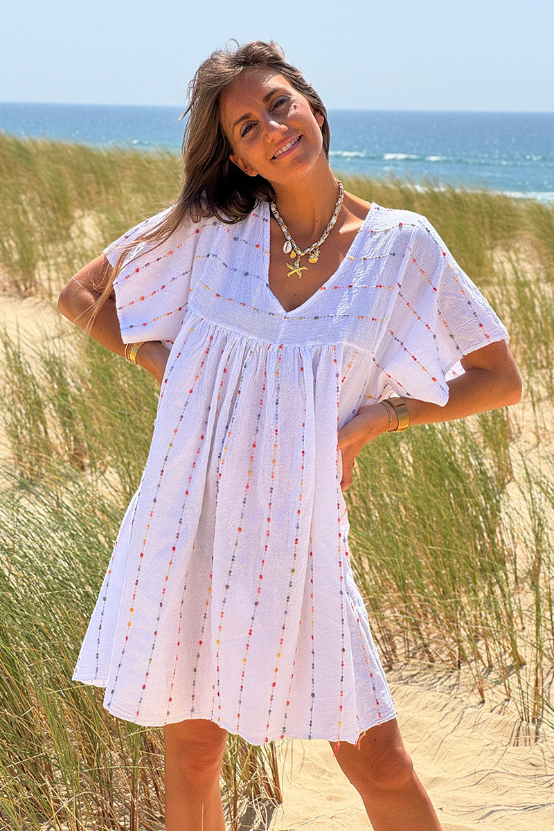 Robe blanche en coton effet piqué broderie fils colorés col v manches larges