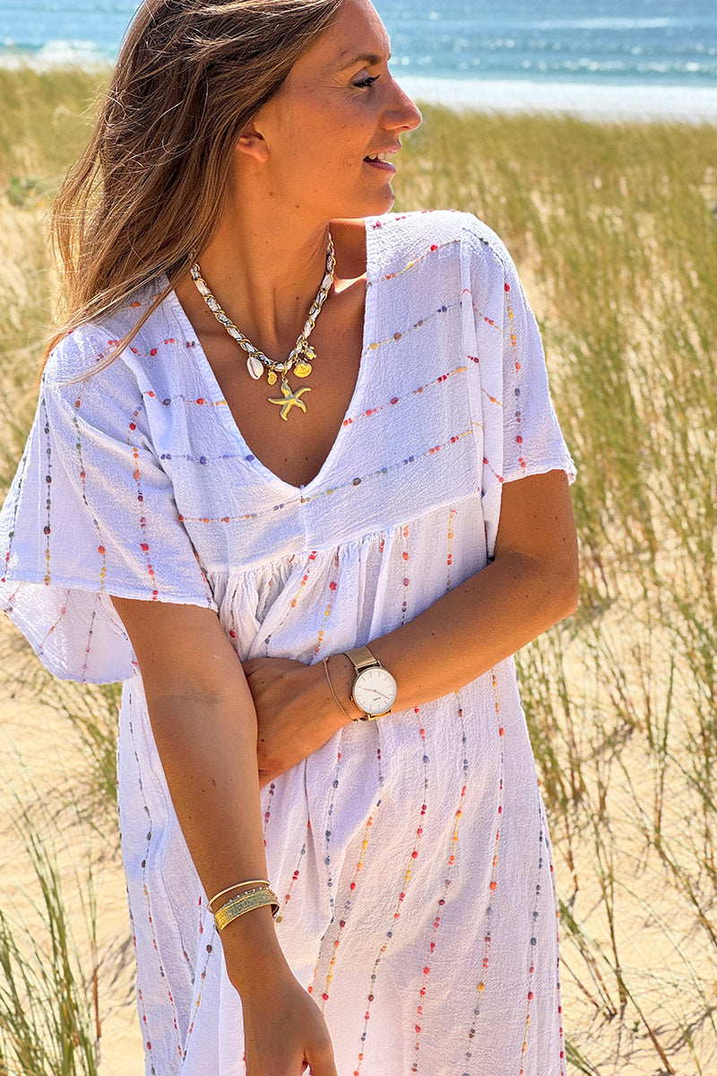 Robe blanche en coton effet piqué broderie fils colorés col v manches larges