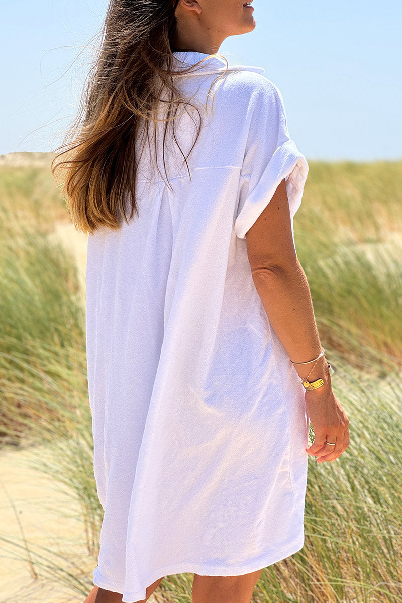 Vestido de rizo blanco con cuello camisero y botones.