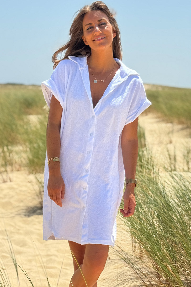 Vestido de rizo blanco con cuello camisero y botones.