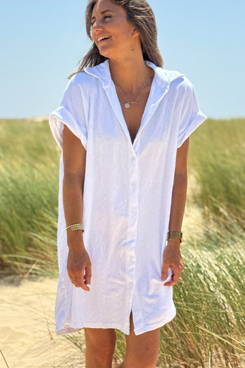 Vestido de rizo blanco con cuello camisero y botones.