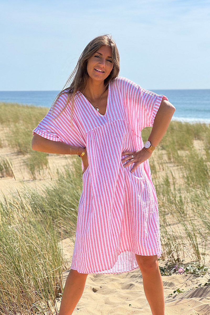 Vestido de gasa de algodón blanco con rayas coral y mangas sueltas