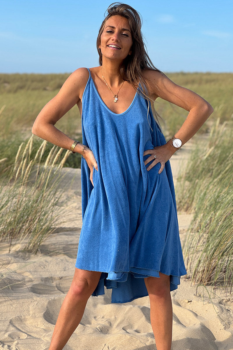 Vestido de rizo suave azul real con tirantes
