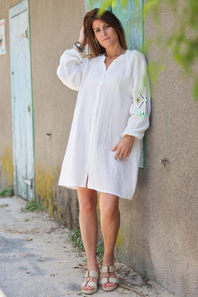 Robe boutonnee en gaze de coton blanc broderie orientale verte aux coudes H050 (1)
