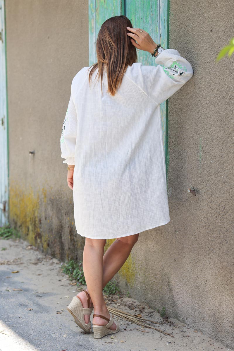 Robe boutonnee en gaze de coton blanc broderie orientale verte aux coudes H050 (1)