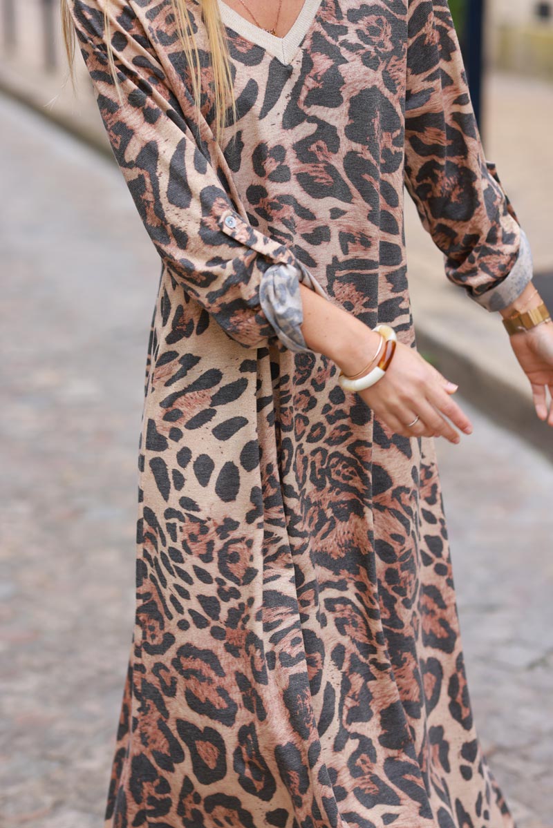 Robe brillante à manches longues imprimé léopard camel col v