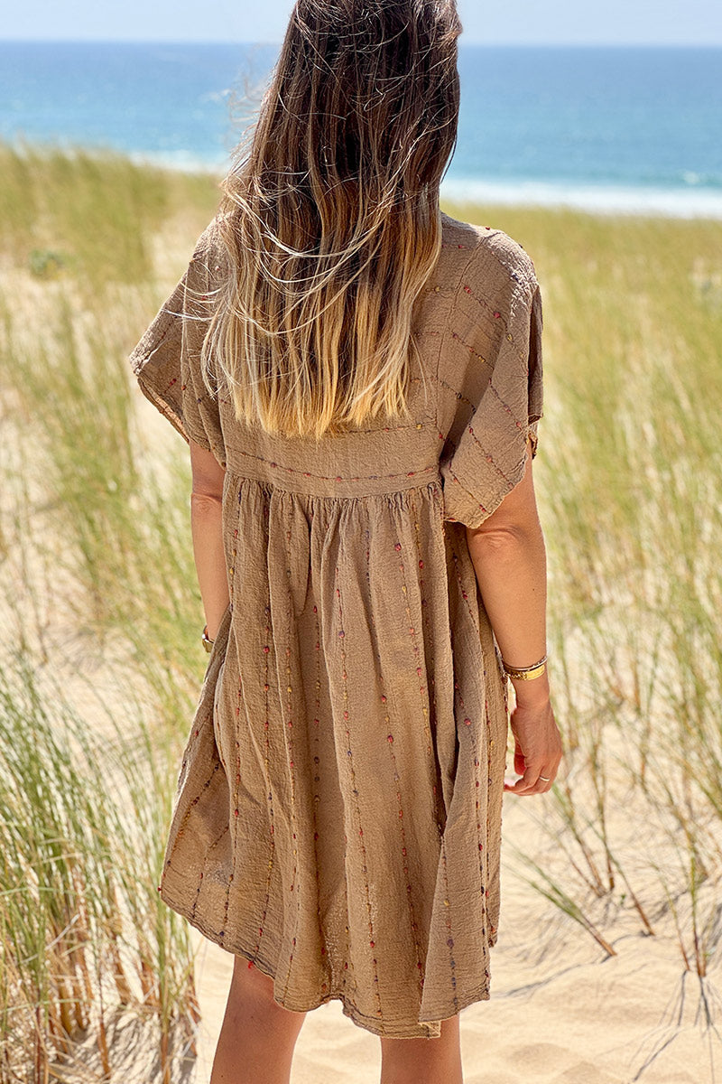 Robe camel en coton effet piqué broderie fils colorés col v manches larges