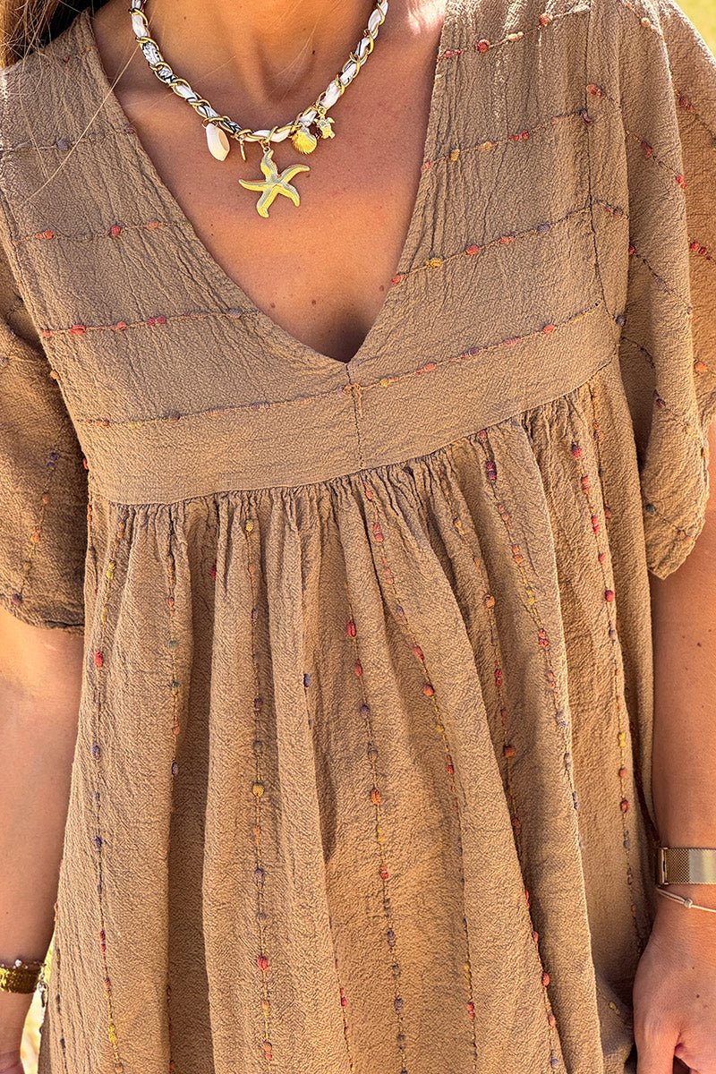 Robe camel en coton effet piqué broderie fils colorés col v manches larges
