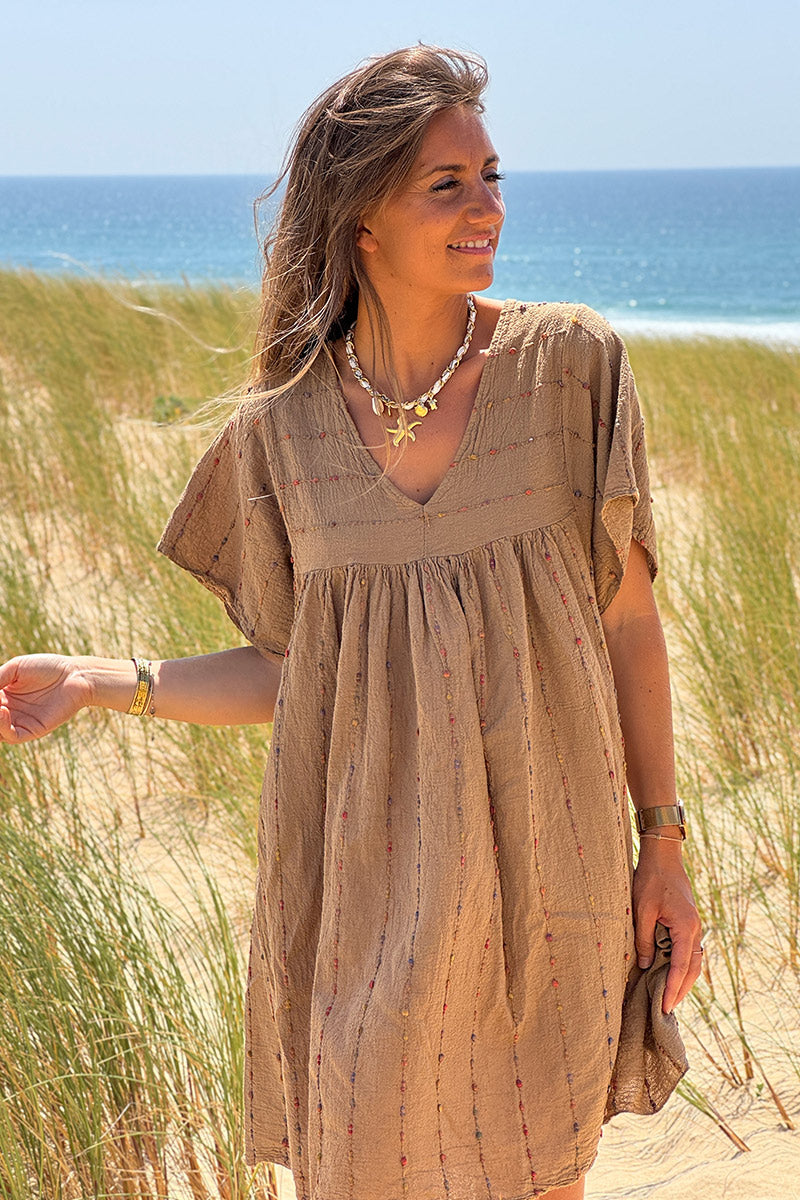 Robe camel en coton effet piqué broderie fils colorés col v manches larges