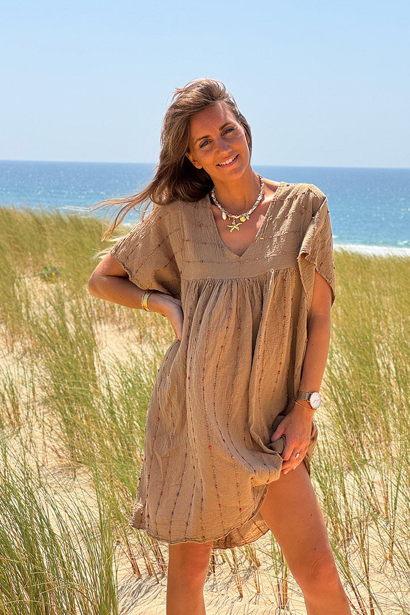 Robe camel en coton effet piqué broderie fils colorés col v manches larges