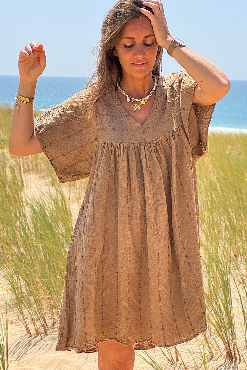 Robe camel en coton effet piqué broderie fils colorés col v manches larges