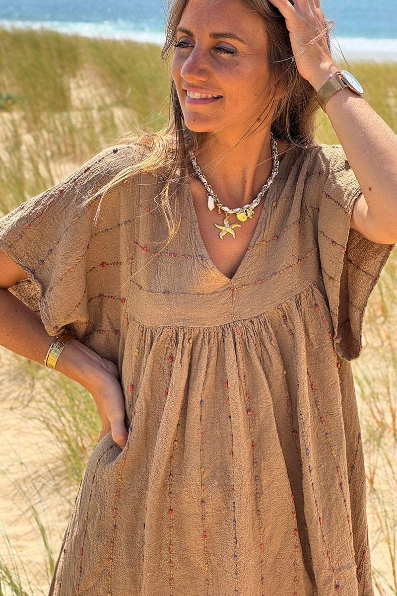 Robe camel en coton effet piqué broderie fils colorés col v manches larges
