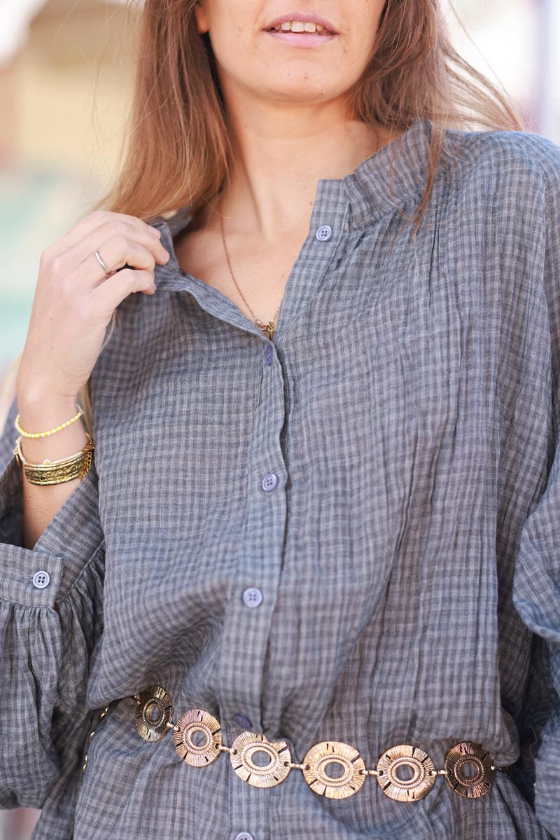 Robe chemise large et légère à petits carreaux gris dos froufrous