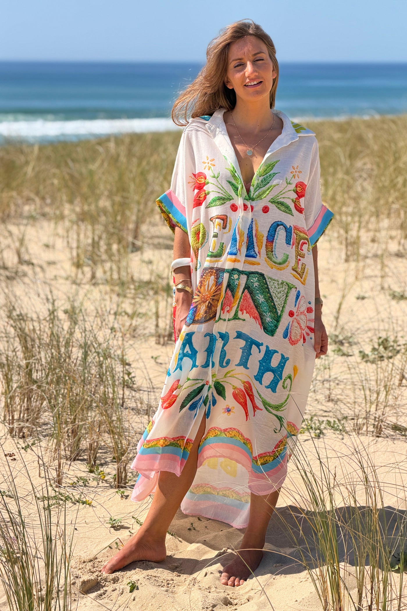 Robe chemise longue et large en coton imprimé coloré Peace on earth et fleurs brasil